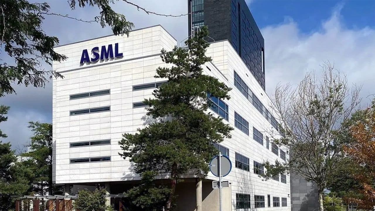 أصبحت ASML سبّاقًا في إنشاء أول مصنع لرقاقات تجاري في الهند، ومشروع Dholera يدفع عملية الاستقلال في مجال الصناعات半导体
في خطوة هامة تُعزز من قدرة الهند على الإنتاج الذاتي للرقاقات، أعلنت شركة ASML عن دعمها لإنشاء أول مصنع تجاري لتصنيع الرقاقات في البلاد، وذلك ضمن مشروع Dholera الذي يُعد أحد المبادرات الرئيسية التي تهدف إلى تعزيز استقلالية الهند في مجال صناعة الرقاقات. ويُعتبر هذا المشروع من المشاريع الاستراتيجية التي تدعم جهود الحكومة الهندية لتطوير قطاع التكنولوجيا والصناعة المحلية.
يتمحور المشروع حول بناء مصنع متقدم لتصنيع الرقاقات باستخدام أحدث التقنيات العالمية، بما في ذلك أنظمة الليزر والتقنيات الضوئية الدقيقة التي توفرها شركة ASML. كما سيشمل المشروع استخدام أنظمة تصنيع عالية الدقة، مما يسهم في تحسين كفاءة الإنتاج وتقليل التكاليف. وقد تم تصميم المصنع لتلبية متطلبات السوق المتزايدة، مع التركيز على تطوير المنتجات الإلكترونية والصناعات التكنولوجية في الهند.
وقد أشار خبراء في قطاع الإلكترونيات إلى أن هذه الخطوة ستكون محورًا رئيسيًا في تحقيق أهداف الهند الطموحة في مجال التصنيع الرقمي، حيث ستساهم في تعزيز الاعتماد على المنتجات المحلية وتقليل الاعتماد على الواردات. كما ستعزز هذه الخطوة من جاذبية الهند كوجهة للاستثمار في قطاع التكنولوجيا، خاصة مع وجود بيئة عمل مستقرة ودعم حكومي قوي.
يُعد مشروع Dholera نموذجًا فريدًا يعكس التزام الهند بالتحول نحو الاقتصاد الرقمي والصناعة الذكية، وهو ما يُعتبر خطوة مهمة نحو تشكيل مستقبل أكثر استدامة في مجال التكنولوجيا.