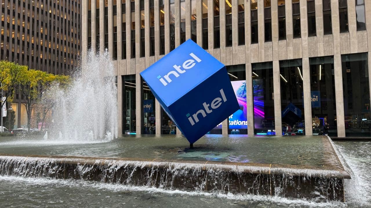 Pasar saham Intel melampaui 300 miliar dolar AS, strategi AI dan manufaktur memicu transformasi baru di sektor semikonduktor
Kinerja pasar saham Intel telah mencapai level baru, dengan kapitalisasi pasar yang melampaui 300 miliar dolar AS. Perusahaan ini terus mengalami transformasi signifikan dalam industri semikonduktor, didorong oleh strategi pengembangan kecerdasan buatan (AI) serta perluasan layanan manufaktur. Dengan fokus pada inovasi teknologi dan kolaborasi strategis, Intel menunjukkan komitmennya untuk menjajaki peluang baru di tengah persaingan ketat di pasar global. Perubahan ini tidak hanya meningkatkan posisi persaingan perusahaan tetapi juga membuka jalan bagi pertumbuhan berkelanjutan di masa depan.