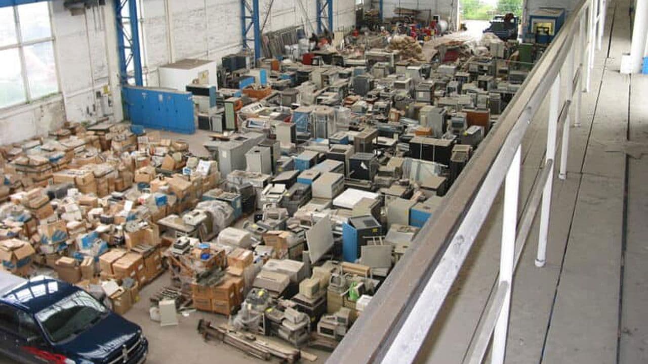Bảo tàng Lịch sử Máy tính Hoa Kỳ cứu hộ 2.000 hiện vật máy tính thời Thế chiến II, mở ra chương mới trong nghiên cứu lịch sử công nghệ
Bảo tàng Lịch sử Máy tính Hoa Kỳ (Computer History Museum) đã tiến hành một dự án quan trọng nhằm phục hồi và bảo tồn 2.000 hiện vật liên quan đến các thiết bị máy tính thời kỳ Thế chiến II. Đây là bước đi đáng kể trong việc khai thác và nghiên cứu lịch sử phát triển công nghệ, đồng thời cung cấp cơ sở dữ liệu quý giá cho các nhà khoa học, kỹ sư và các chuyên gia trong lĩnh vực công nghệ thông tin.
Dự án này không chỉ giúp lưu giữ những di sản quý giá của ngành công nghiệp điện tử mà còn góp phần làm rõ hơn về quá trình phát triển của các hệ thống tính toán ban đầu. Các hiện vật được thu thập bao gồm các thiết bị phần cứng như máy tính điện tử đầu tiên, bảng mạch, bộ nhớ và các linh kiện khác có liên quan trực tiếp đến các tiến bộ công nghệ trong giai đoạn chiến tranh.
Việc bảo tồn và trưng bày các hiện vật này sẽ tạo điều kiện thuận lợi cho các nghiên cứu chuyên sâu về sự phát triển của công nghệ thông tin trong thế kỷ 20, cũng như giúp giới thiệu với công chúng về những đóng góp quan trọng của các nhà khoa học và kỹ sư trong việc định hình thế giới số hiện đại.